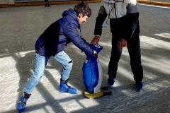 Klasa 8b na lodowisku - sportowa lekcja wychowania fizycznego