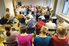 Wspólne kolędowanie z seniorami – budowanie międzypokoleniowych więzi w ramach projektu „Działamy razem – Pamiętając o korzeniach”
